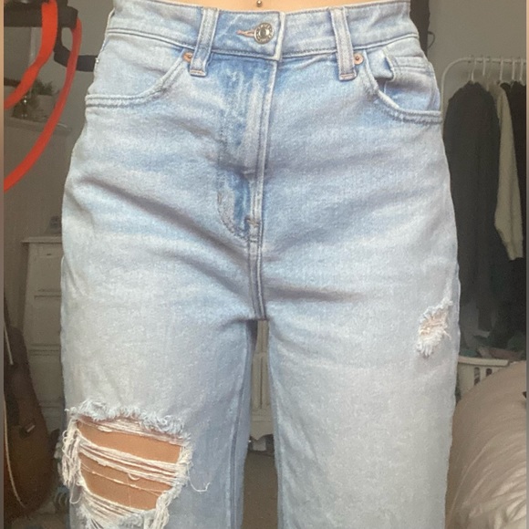 blue ripped jeans, american eagle, mom jean - Picture 4 of 5